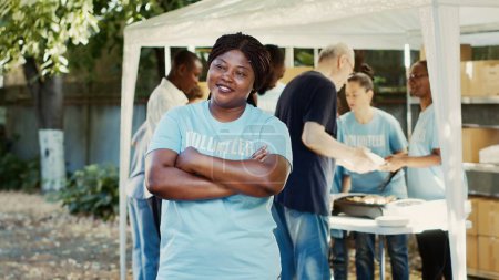 Bei einer Wohltätigkeitsveranstaltung von food drive lächelt eine afrikanisch-amerikanische Freiwillige und posiert. Humanitäres Hilfsprogramm zur Hungerhilfe und Hilfe für Obdachlose und in Armut lebende Menschen.