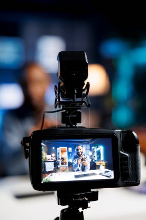 Téléchargez les photos : Focus sur la caméra professionnelle capturant des images de star des médias en arrière-plan flou tutoriel de tournage sur la façon de faire l'entretien de la souris, enseigner aux téléspectateurs sur la fixation périphérique de l'ordinateur sans fil Bluetooth - en image libre de droit
