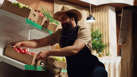 Bauer bringt Kisten mit frischen Produkten und füllt den örtlichen Lebensmittelladen mit Gemüse von seinem eigenen Hof auf. Händler beliefert Null-Abfall-Lager mit natürlichen Lebensmitteln und macht Kunden glücklich