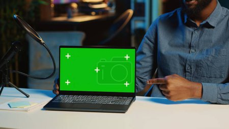 Influencer filmt Chroma Key Laptop Video Review für Tech-Enthusiasten, aus nächster Nähe. Viraler Online-Star moderiert Technologie-Internet-Show, Unboxing isolierten Bildschirm Notebook-Gerät, Schwenk-Schuss