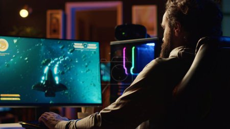 Mann schießt Asteroiden in Raumschiff fliegen Singleplayer-Spiel mit Overlay HUD zeigt Gesundheit, Treibstoff, Munitionsstangen und Minimap. Gamer navigiert im Simulationsspiel durch das Universum aus nächster Nähe