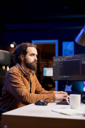 Cybersecurity-Profi nutzt Computer, um nach Sicherheitslücken im Unternehmen und gefährlicher Malware zu suchen. Programmierer tippt auf Tastatur und installiert verstärkten Code auf PC, um Cyber-Angriffe zu verhindern