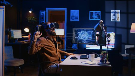 Entwickler, die ein VR-Headset tragen, geraten in Panik, nachdem ihr KI-Verstand empfindsam wird, indem sie die Brille hastig entfernen und Codezeilen ändern. Admin erschreckt durch künstliche Intelligenz, die das Bewusstsein gewinnt, Kamera B