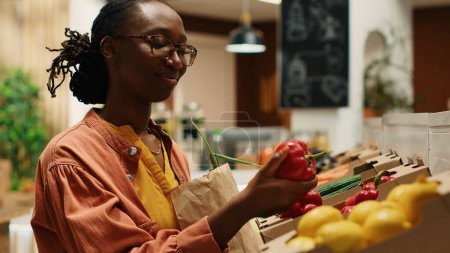 Veganerin holt Gemüse aus Kisten und geht auf dem Bauernmarkt einkaufen. Stammkunden entscheiden sich für farbenfrohe, reife Produkte, umweltfreundliche Landwirtschaft. Kamera 1.