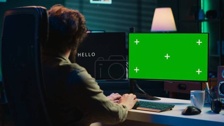 Programador de actualización de algoritmo de inteligencia artificial utilizando PC de pantalla verde, por lo que se convierte en sensible. Especialista en informática que programa IA autoconsciente con ordenador de maqueta, cámara A