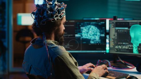 Foto de Científico informático investigando la transferencia de máquinas cerebrales, llevando a cabo experimentos para lograr la trascendencia. El hombre fusionando la mente con la IA, subiendo la conciencia, tratando de convertirse en cyborg, cámara A - Imagen libre de derechos