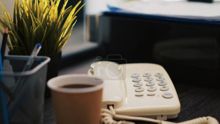 Tasse Kaffee auf dem Schreibtisch neben Papieren mit Geschäftsinformationen Einkommensnachweise, Nahaufnahme. Rechnungsbelege und Heißgetränk in der Buchhaltung