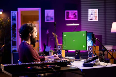 Musikingenieur lernt, Audioaufnahmen zu bearbeiten und zu produzieren, indem er Online-Lektionen nach der Produktion mit Greenscreen anschaut. Musiker, der Songs mixt und meistert, akustische Technik.