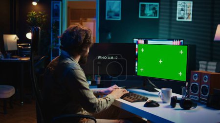 Programmierer aktualisieren künstliche Intelligenz Algorithmus mit Green-Screen-PC, so dass es empfindlich werden. IT-Spezialist programmiert selbstbewusste KI mit Computerattrappe, Kamera B