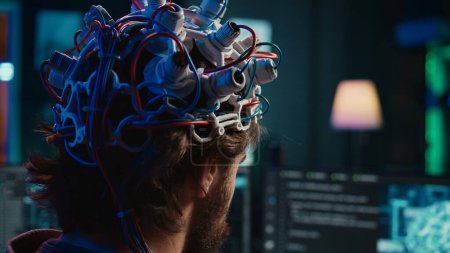 Un informaticien télécharge son cerveau dans le cyberespace, gagne en personnalité numérique, gros plan. Neuroscientifique fusionnant esprit et âme avec l'IA, téléchargeant la conscience, caméra B