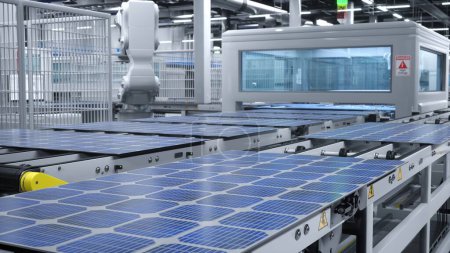 Foto de Brazos de robot en el almacén de paneles solares de vanguardia manejando módulos fotovoltaicos en grandes líneas de montaje. Empresa fabricante de células solares en planta productora de energía renovable - Imagen libre de derechos