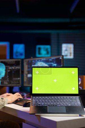 Konzentrieren Sie sich auf Green-Screen-Laptop von Entwicklern verwendet, um künstliche Intelligenz maschinelles Lernen Algorithmus zu aktualisieren. Nahaufnahme von IT-Experte in Wohnung mit Programmierung zur Verbesserung der KI auf Notebook-Attrappe