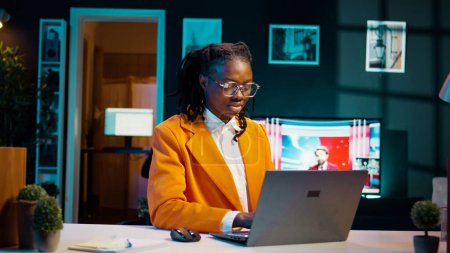 Studenten der Universität organisieren Studienpläne und Zeitpläne, um alle wichtigen Online-Kurse zu besuchen, Fernarbeit. Afrikanisches Mädchen, das an Workshops oder Schulungen teilnimmt. Kamera B.