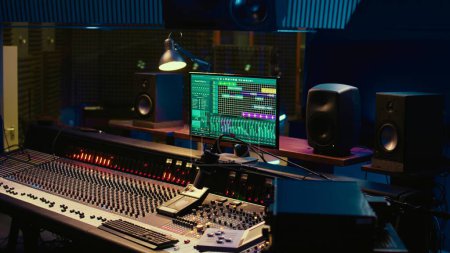 Leere Schaltzentrale gefüllt mit Tasten und Schiebereglern für Aufnahme und Bearbeitung von Musik, Mix und Masterkonzept. Professionelles Studio-Panel mit Schaltern und Vorverstärkern.