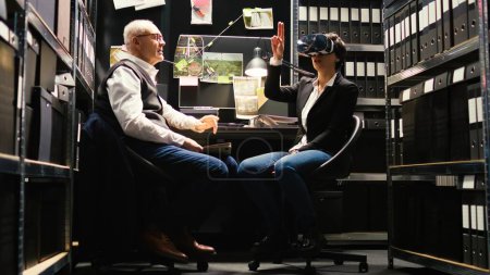 Police Agent reproduziert Verbrechen mit virtueller Realität interaktive Vision, mit vr Headset, um kriminelle Schritte zu verfolgen und neue belastende Beweise aufzudecken. Detektiv stellt 3D-Szene nach.