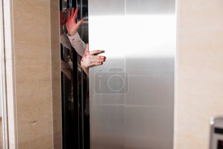 Zombis demoníacos manos abriendo oficina ascensor, saliendo a infectar a más personas y comer cerebros durante el apocalipsis. Terribles cadáveres sangrientos escapando de escaleras mecánicas durante el día del juicio final