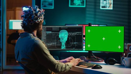 Entwickler mit EEG-Headset, Start des Upload-Prozesses mit isoliertem Bildschirm-Desktop. Mensch nutzt neurowissenschaftliches Gerät, um Bewusstsein mit Chroma-Schlüsselmonitoren, Kamera A, in den Cyberspace zu transferieren
