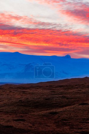 Isländische Landschaft mit herrlichem Sonnenuntergang als Kulisse für Nachtaufnahmen. Unglaublicher Blick auf den Himmel, der sich rosa färbt wie Zuckerwatte, wenn das Sonnenlicht über die massiven Nordgipfel fällt.