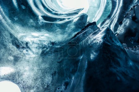 Téléchargez les photos : Massive blocs de glace à l'intérieur crevasse, glacier vatnajokull avec texture fissurée transparente en iceland. Iceberg roches fondent lentement dans les grottes de glace, texture gelée couverte dans le paysage nordique. - en image libre de droit