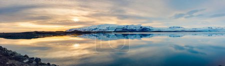 Téléchargez les photos : Panorama islandais du lac glacé gelé près des sommets enneigés, vue panoramique sur le paysage scandinave route panoramique. Congélation de l'eau libre arctique formant de célèbres paysages de pays de glace. - en image libre de droit