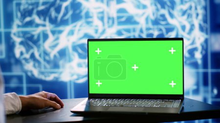 Informatiker mit Green-Screen-Laptop zur parallelen Verarbeitung künstlicher Intelligenz. Manager, der das Chroma-Schlüsselgerät überwacht, das KI-Systemen maschinelles Lernen ermöglicht