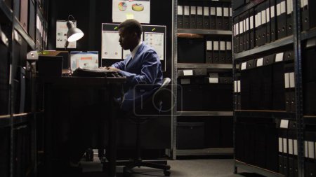 Un jeune policier ayant de l'expérience dans les enquêtes criminelles entre dans le bureau et allume son ordinateur portable. L'enquêteur afro-américain commence ses recherches alors qu'il est assis dans la salle de travail avec un sac d'ordinateur portable.