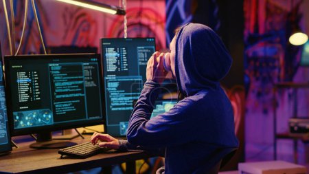Hacker beber café en el escritorio de búnker subterráneo, mientras que el uso de vulnerabilidades de red para explotar los servidores, tratando de romper los sistemas informáticos por la noche. Lone wolf redes de violación cibercriminales