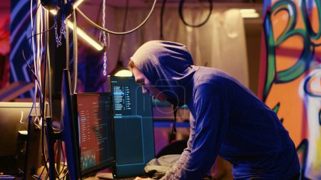 Hacker hören Polizeisirenen, während sie Schwachstellen im Netzwerk nutzen, um Server auszunutzen, laufen, um nachts nicht beim Hacken von Computersystemen erwischt zu werden, entkommen der Strafverfolgung, nachdem sie in Netzwerke eingedrungen sind