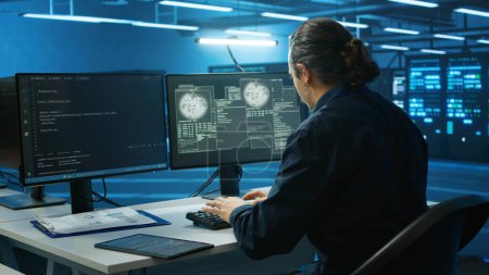 Systemadministrator im Serverraum in Angst vor sensiblen Daten, die durch Hackerangriffe auf Computer bedroht werden. Ängstlicher Mann springt aus Schreibtischstuhl und eilt, um Rechenzentrum vor unbefugtem Zugriff zu retten