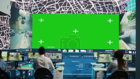 Les travailleurs des agences de transport examinent la carte satellite avec un énorme écran vert, la surveillance des colis et des commandes pour les clients. Les employés utilisent la vidéosurveillance pour obtenir des mises à jour. Caméra B.