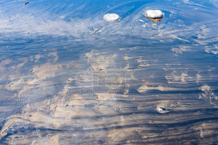 Foto de Arroyos de agua sucia con contaminación en el suelo, vista superior de cerca - Imagen libre de derechos