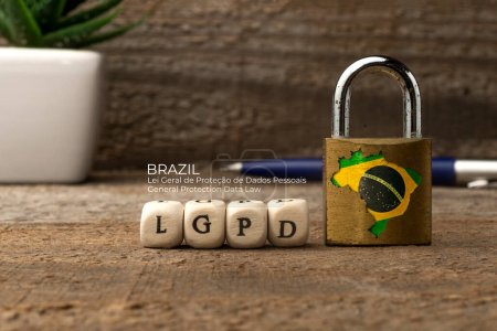 LGPD-Konzept (brasilianisches Datenschutzgesetz): Schloss mit brasilianischer Flagge und einige Würfel mit dem Akronym des brasilianischen Datenschutzgesetzes (Lei Geral de Protecao de Dados Pessoais))