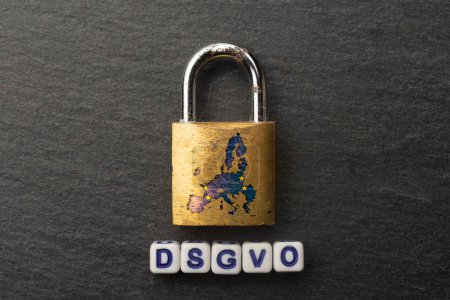 Téléchargez les photos : Concept DSGVO : les dés constituent l'acronyme écrit dsgvo pour datenschutzgrundverordnung (règlement général sur la protection des données) la loi européenne sur la protection des données - en image libre de droit