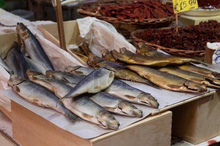 Foto de Smoked herrings for sale at the Ballaro market in Palermo - Imagen libre de derechos