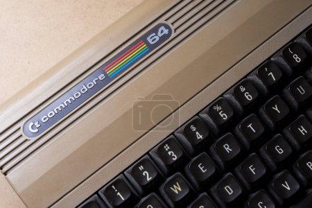 Foto de Carrara, Italia - 22 de febrero de 2023 - Detalle del teclado de un Commodore 64, un ordenador doméstico comercializado entre 1982 y 1994 - Imagen libre de derechos