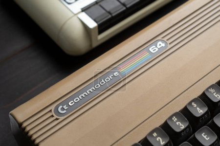 Foto de Carrara, Italia - 21 de marzo de 2023 - Detalle de un ordenador Commodore 64 de la década de 1980 - Imagen libre de derechos