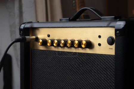 Foto de Amplificador de guitarra con placa en blanco dorado para mok-up o personalización - Imagen libre de derechos