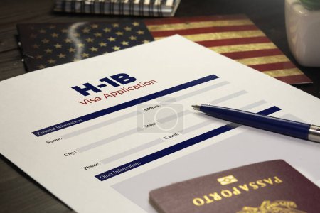 Foto de Concepto de solicitud de visa H-1b: solicitud de visa USA H-1B sobre una mesa con pasaporte - Imagen libre de derechos