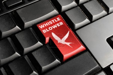 Téléchargez les photos : Concept de lanceur d'alerte : clavier d'ordinateur rouge avec un oiseau et le souffleur de texte - en image libre de droit