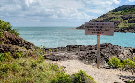 Spitze der Halbinsel Cape York mit einem Schild, auf dem steht, dass Sie an der Spitze sind und in Richtung Torres-Straße blicken