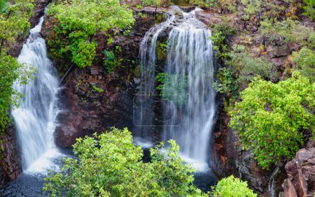 Foto de Naturaleza exuberante: cascada en cascada a través de un terreno rocoso en las Cataratas de Florencia de Australia. Litchfield NP - Imagen libre de derechos