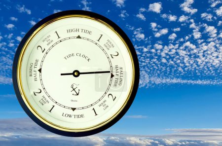 Foto de Un reloj de marea moderno sobre un fondo de cielo - Imagen libre de derechos