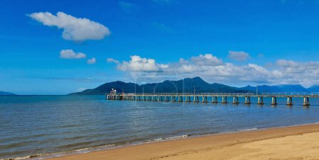 Pier oder Steg in einer kleinen Touristenstadt an der Küste in North Queensland, Australien