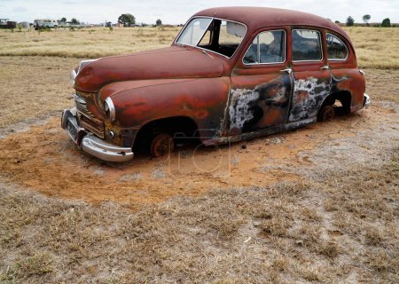 Un viejo vagón de chatarra encontrado en el interior de Queensland Australia. Viejo coche abandonado oxidado retro .