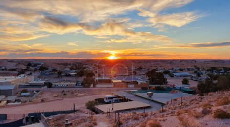Coober Pedy ist eine Stadt im Norden Südaustraliens, die manchmal als die Opalhauptstadt der Welt bezeichnet wird. Blick auf die Stadt im Abendsonnenuntergang