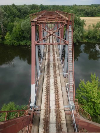 Téléchargez les photos : Pont ferroviaire en métal traversant la rivière - en image libre de droit