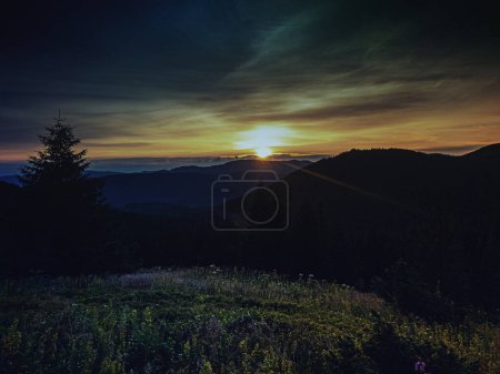 Foto de Salida del sol en las montañas cubiertas de densa vegetación - Imagen libre de derechos