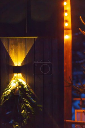 Foto de Elementos para iluminar la entrada a la casa e iluminación exterior para la terraza - Imagen libre de derechos