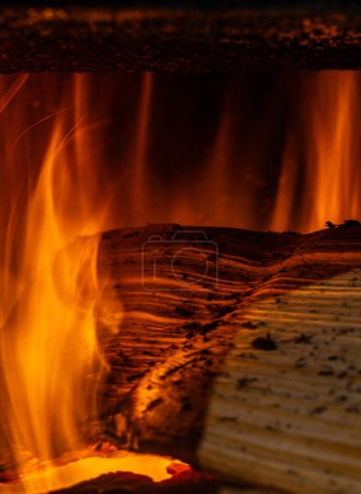 Foto de El proceso de quemar leña en una estufa rústica - Imagen libre de derechos