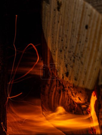 Foto de Quemando parte del tronco en una estufa casera - Imagen libre de derechos